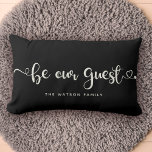 Coussin Rectangle Soyez notre invité Custom Text Family Modern Style<br><div class="desc">Calligraphie de script moderne et tendance avec des fioritures de coeur lisant "Soyez notre invité" sur cet élégant lombard noir et ivoire,  parfait pour accueillir les invités à votre maison,  location de vacances,  ou bed and breakfast.</div>