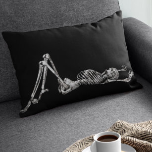 Coussin Rectangle Squelette allongé sur l'Halloween noir