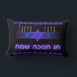 Coussin Rectangle Star Bar Menorah<br><div class="desc">Une image fractale violette et bleue, avec un Magen David (Étoile de David), au milieu, comme un Chanukkah menorah. Le motif est répété comme une bordure supérieure et inférieure. Les bougies ont été allumées. "Chag Chanukkah Sameach" (Heureux Chanoukkah) apparaît dans un texte brillant. Tout sur un arrière - plan de...</div>