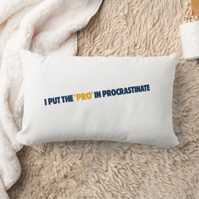 Coussin Rectangle T-shirt « Je Mets le Pro dans Procrastiner » (Couverture)