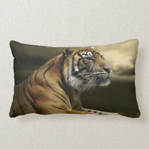 Coussin Rectangle Tigre regardant et se reposant sous le ciel