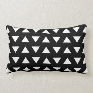 Coussin Rectangle Triangles blanches sur le noir. Un modèle
