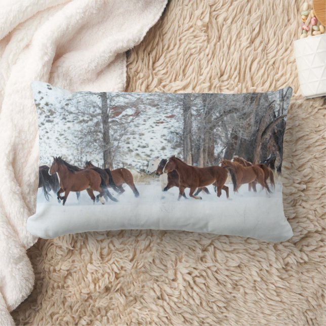 Coussin Rectangle Troupeau de chevaux courant dans la neige (Couverture)