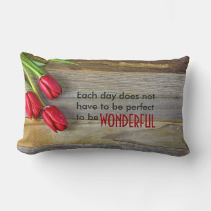 Coussin Rectangle tulipes rouges sur bois rustique avec citation