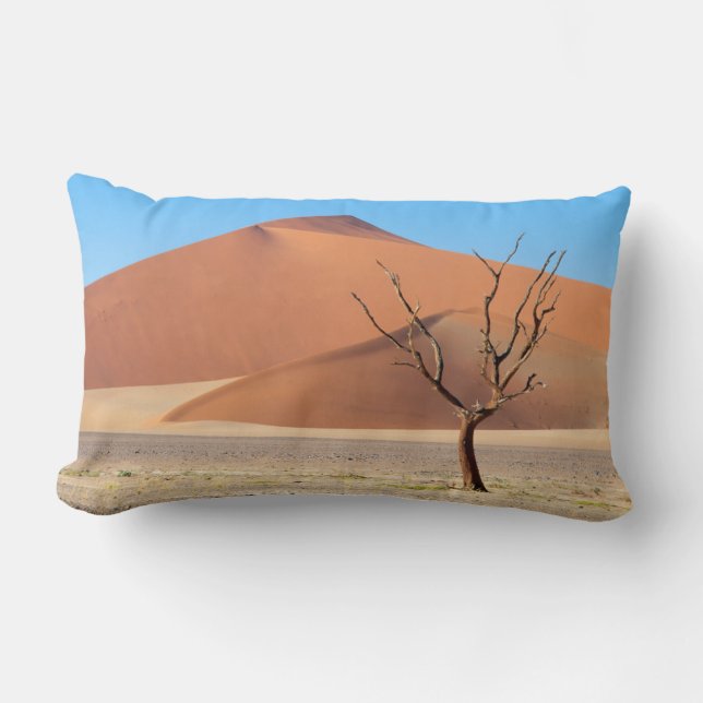 Coussin Rectangle Un arbre mort dans une plaine désertique avec des  (Recto)