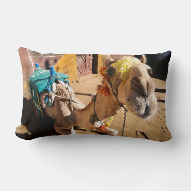 Coussin Rectangle Un chameau amical attend son prochain cavalier, Le (Recto)