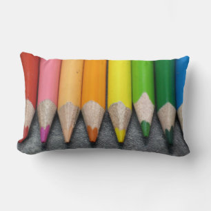 Coussin Rectangle Une rangée de crayons colorés.