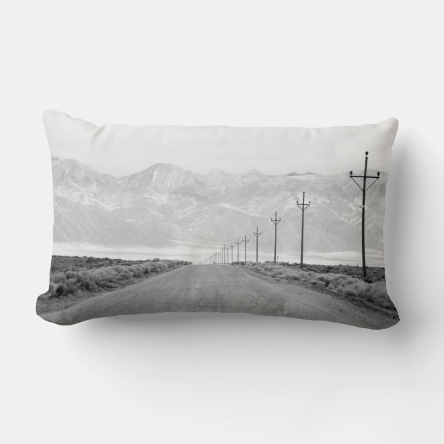 Coussin Rectangle Une route solitaire et des lignes électriques | Mo (Recto)