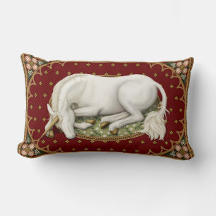 Coussin Rectangle Unicorne dormant sur un floral rouge foncé