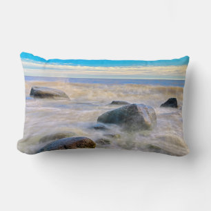 Coussin Rectangle Vagues se brisant sur les rochers du rivage