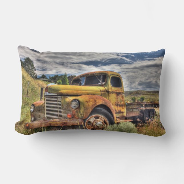 Coussin Rectangle Vieux camion abandonné dans un champ (Recto)