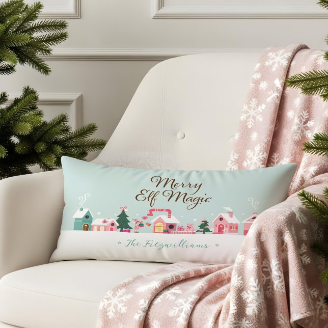 Coussin Rectangle Village d'atelier d'elfe rose du Père Noël au pôle (Cozy Santa North Pole Pink Elf Workshop Village Lumbar Pillow)