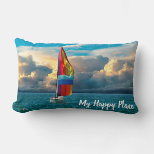Coussin Rectangle voilier avec spinaker arc-en-ciel sur l'eau