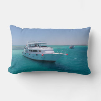Coussin Rectangle Yacht blanc neigé près de l'île blanche en mer Rou