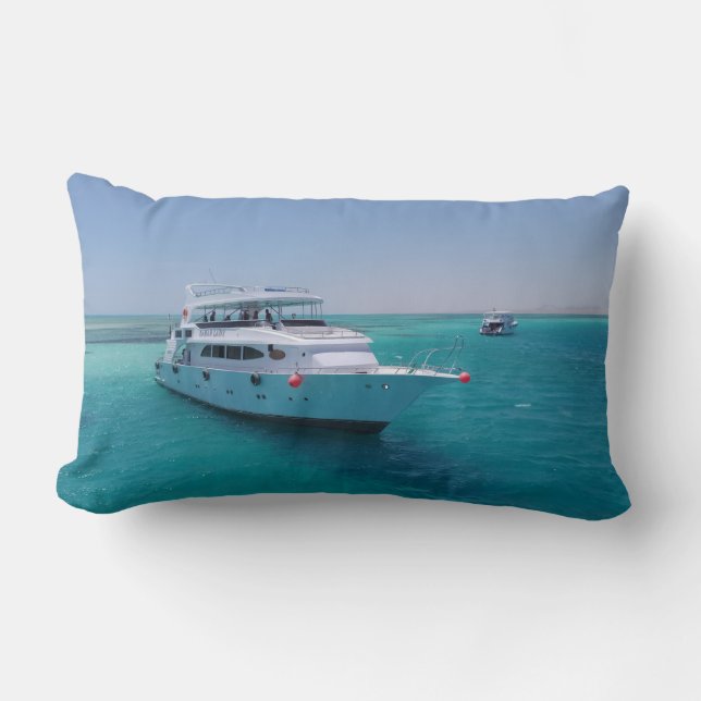 Coussin Rectangle Yacht blanc neigé près de l'île blanche en mer Rou (Recto)