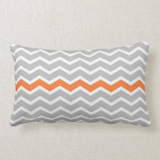 Coussin Rectangle Zigzag gris et blanc de Chevron avec la rayure