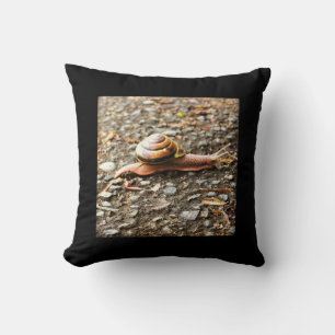 Coussin Red Snail on the Ground