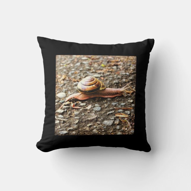 Coussin Red Snail on the Ground (Recto)