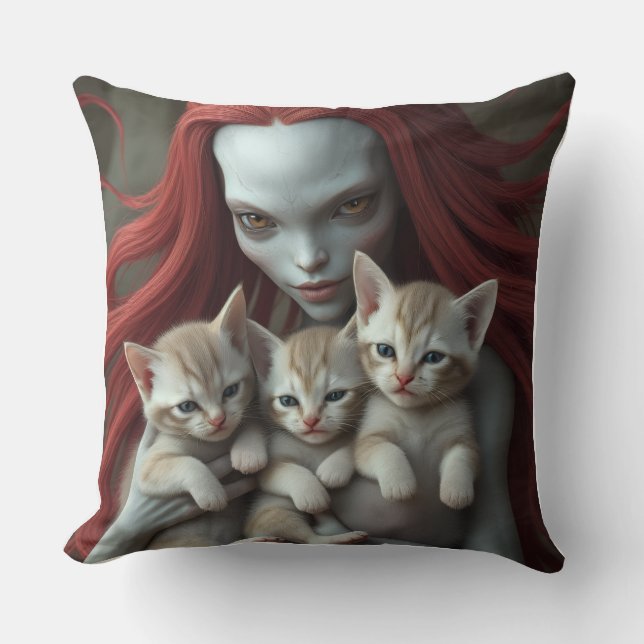 Coussin Redheaded Alien Holding Kittens (Recto)