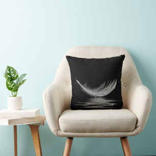 Coussin Reflet de plume blanche sur fond noir