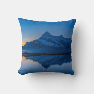 Coussin Reflet d'eau au coucher du soleil sur la montagne 