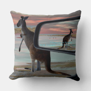Coussin "Réflexions de la nature : Un Kangourou sur la pla
