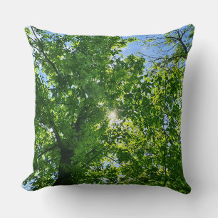 Coussin Regardant vers les feuilles vertes et le ciel bleu