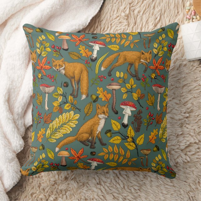 Coussin Renard d'automne sur pin vert (Couverture)