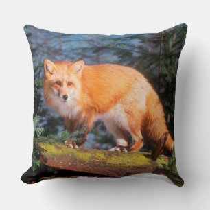 Coussin Renard roux sur une bûche