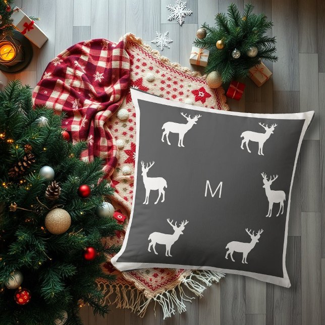 Coussin Renne rustique gris foncé monogramme de vacances d (Rustic reindeer dark gray family monogram holiday throw pillow.)
