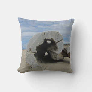 Coussin Repos unique en bois flotté sur la plage de sable