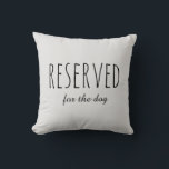Coussin Réservé pour le chien, Bailey's Chair Funny Dog<br><div class="desc">Drôle,  personnalisé personnalisé Réservé pour le chien,  coussin réversible de la chaise de Bailey. Une simple typographie en noir et blanc. Grand cadeau pour les amoureux de les chiens.</div>