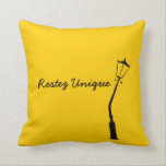 Coussin Restez Unique Français Vintage Jaune Tons Jaune<br><div class="desc">Ce coussin nous rappelle bien de rester nous-mêmes et de rester unique. Le lamppost est tiré d'une illustration vintage française des années 1950,  et l'inverse présente la même illustration dans certaines des couleurs de gemme les plus populaires de la saison.</div>