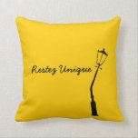 Coussin Restez Unique Français Vintage Jaune Tons Jaune<br><div class="desc">Ce coussin nous rappelle bien de rester nous-mêmes et de rester unique. Le lamppost est tiré d'une illustration vintage française des années 1950,  et l'inverse présente la même illustration dans certaines des couleurs de gemme les plus populaires de la saison.</div>