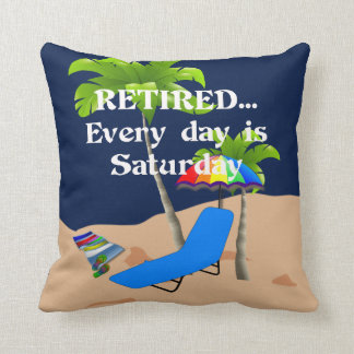Coussin Retraité...Chaque jour est samedi (lettrage blanc)