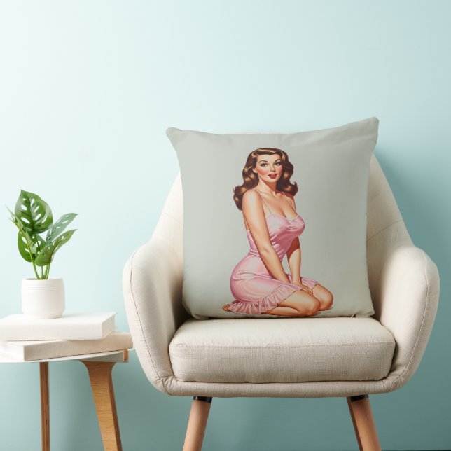 Coussin Retro Brunette Pin-up Girl en rose (Chaise)