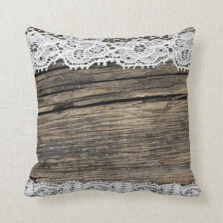 Coussin rétro dentelle sur l'arrière - plan en bois