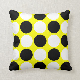 Coussin Rétro pois noir et blanc sur le jaune