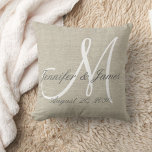 Coussin Revêtement de lin rustique avec Mariage de monogra<br><div class="desc">Cadeau mariage personnalisé pour les jeunes mariés.Style de lin imprimé rustique et coussin initial en monogramme blanc avec nom de mariée et de mariée et date de mariage dans une police de script superposition design sur un arrière - plan d'effet photo en lin beige IMPRIMÉ. Elke Clarke© pour MonogramGallery à...</div>