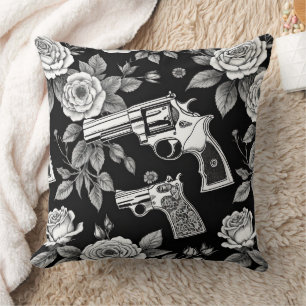 Coussin Révolvers crâniens et Vintages en noir et blanc