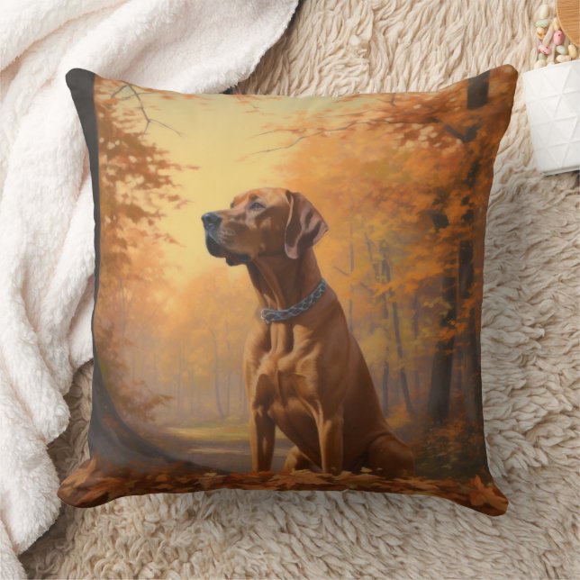 Coussin Rhodesian Ridgeback dans les feuilles d'automne to (Couverture)
