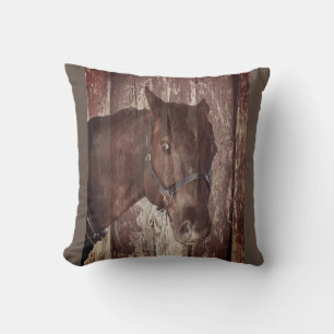 Coussin Riding cheval brun me regardant avec ses yeux