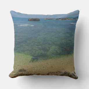 Coussin Rochers océaniques dans une eau côtière turquoise