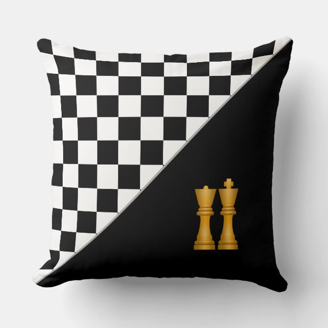 Coussin Roi et Reine sur un jeu d'échecs noir et blanc élé (Recto)
