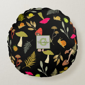 Coussin rond botanique de champignons noirs person