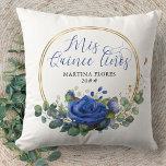 Coussin Rose bleu et Eucalyptus Mis Quince Anos Custom<br><div class="desc">Rose bleu et coussin Eucalyptus Quinceanera, avec Mis Quince Años en calligraphie élégante. L'aménagement comprend des fleurs roses, des feuilles d'eucalyptus et de la verdure. L'agencement floral est placé dans un cadre de cercle géométrique doré. Si vous souhaitez faire correspondre des produits, veuillez parcourir ma collection ou m'envoyer un message...</div>