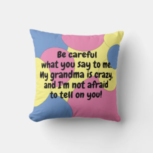 Coussin Rose Bleu Jaune Ma Grand-Mère Est Folle Bavarde