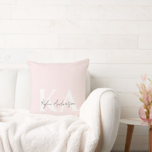 Coussin Rose Blush moderne Nom du monogramme personnalisé 