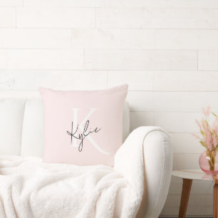 Coussin Rose Blush moderne Nom du monogramme personnalisé 
