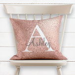 Coussin Rose cuivre or étincelle Monogramme Nom<br><div class="desc">Elégant Rose en cuivre or étincelant Monogramme Nom Coussin. Ce coussin mignon et girly peut être customisé avec votre nom initial et prénom. Vous pouvez modifier la couleur du texte et du style de police pour customiser davantage la conception. Parfait pour la chambre d'une fille ! Voulez-vous voir cette conception...</div>